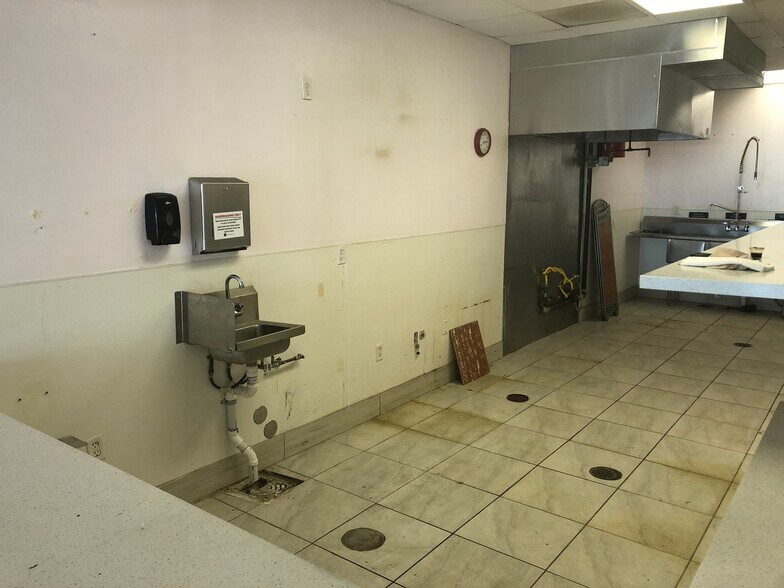 More Photos Of 4500-4506 Highway 6, Sugar Land Freestanding For Lease