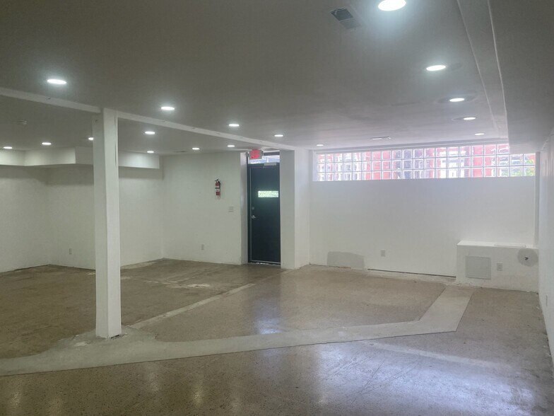 More Photos Of 330 E Oak St, Louisville Office For Sale
