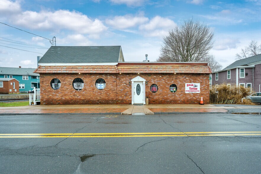Primary Photo Of 1 Wall St, Cromwell Restaurant For Sale