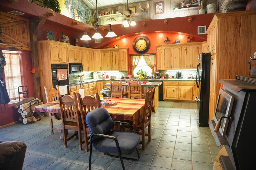 More Photos Of 1122 Douglas Ave, Beaver Hotel For Sale