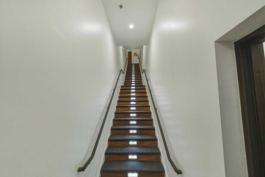 More Photos Of 529-533 Lincoln Rd, Miami Beach Storefront For Sale