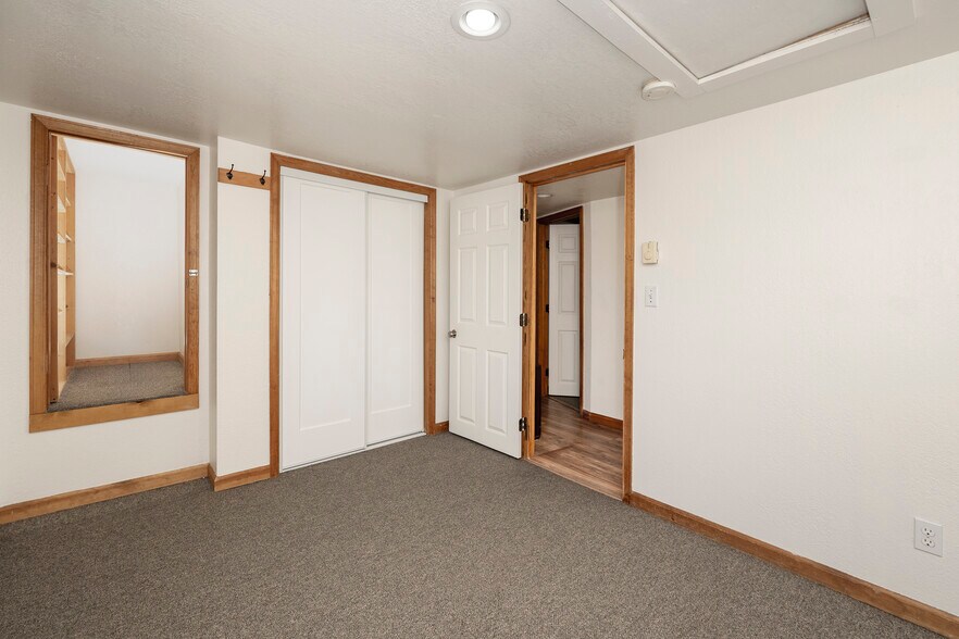 More Photos Of 695 Agate ave, Granby Flex For Sale