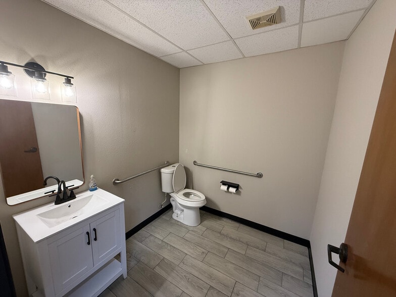 More Photos Of 1715 Wall St, Garland Service For Lease