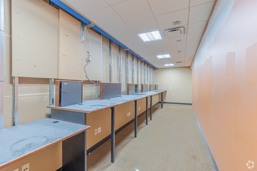 More Photos Of 1705 San Elijo Rd, San Marcos Bank For Lease