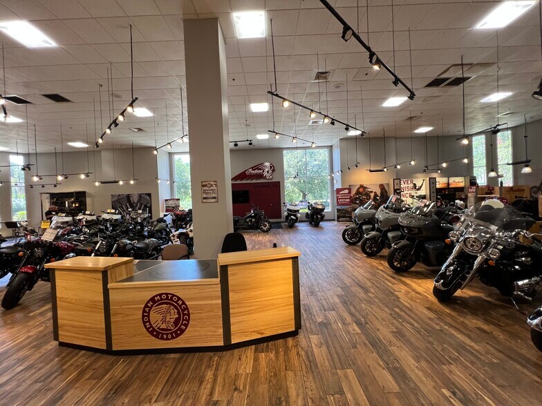 More Photos Of 6 Gateway Blvd W, Savannah Auto Dealership For Lease