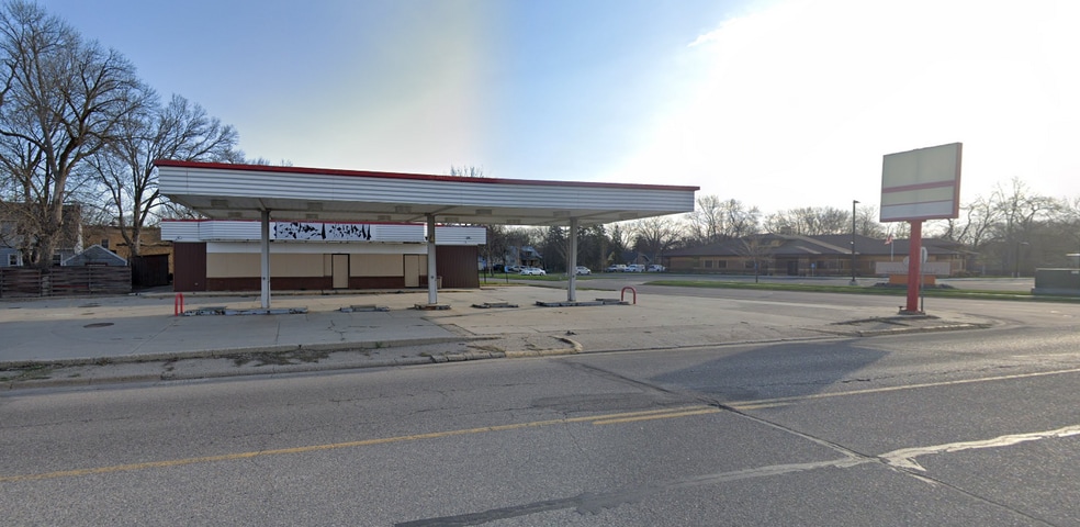 Primary Photo Of 225 E Depot St, Litchfield Convenience Store For Sale