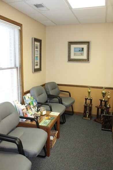 More Photos Of 421-425 Williamsburg Dr, Geneva Medical For Lease