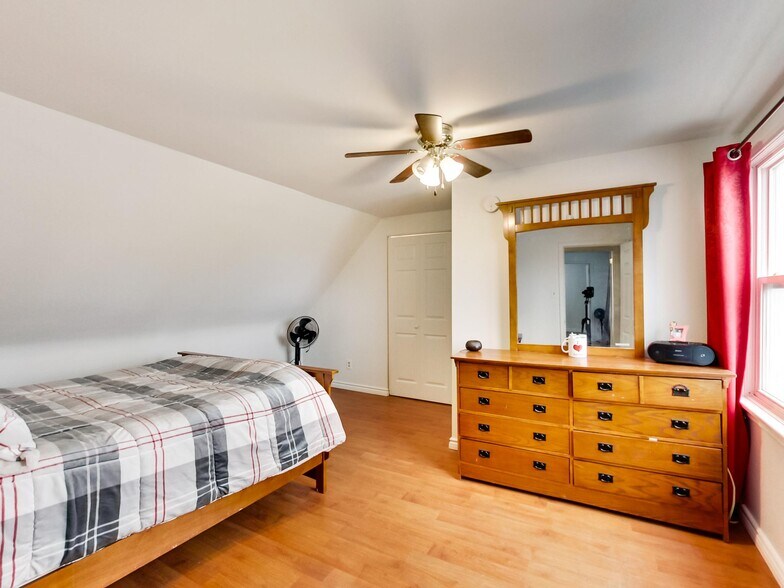 More Photos Of 44 Francis St, Hamilton Flex For Sale