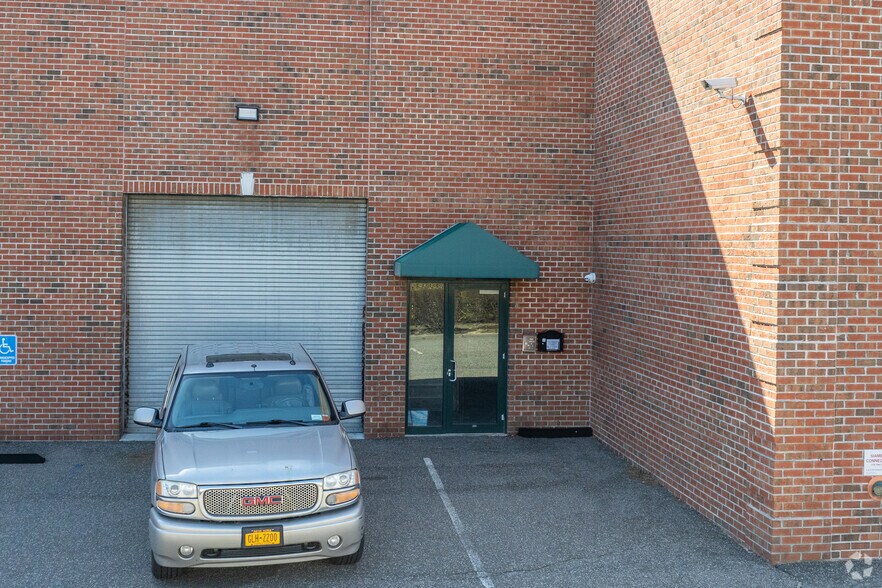 More Photos Of 5400 New Horizons Blvd, Amityville Flex For Sale