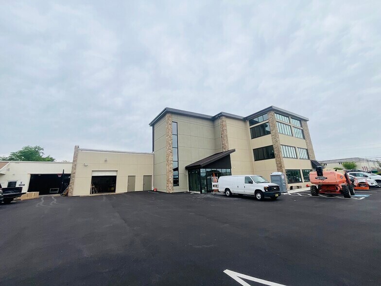 More Photos Of 1101 Sussex Blvd, Broomall Showroom For Lease