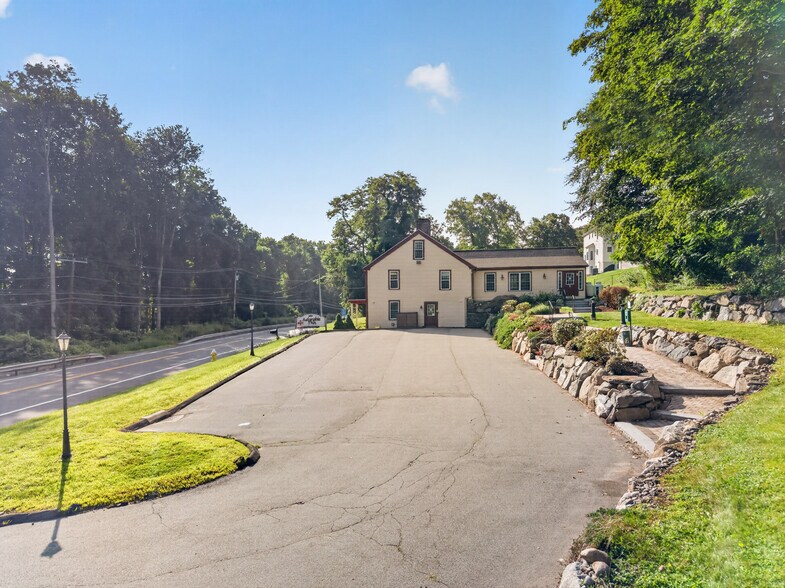 More Photos Of 1721 Saybrook Rd, Haddam Veterinarian Kennel For Sale