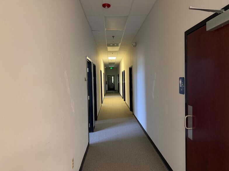 More Photos Of 130 Oak Park Dr, Mooresville Research And Development For Lease