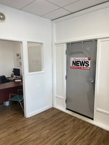 More Photos Of 4918 Napier St, Port Alberni Flex For Sale