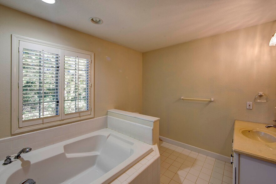 More Photos Of 113 Robert Bruce dr, Manteo Flex For Sale