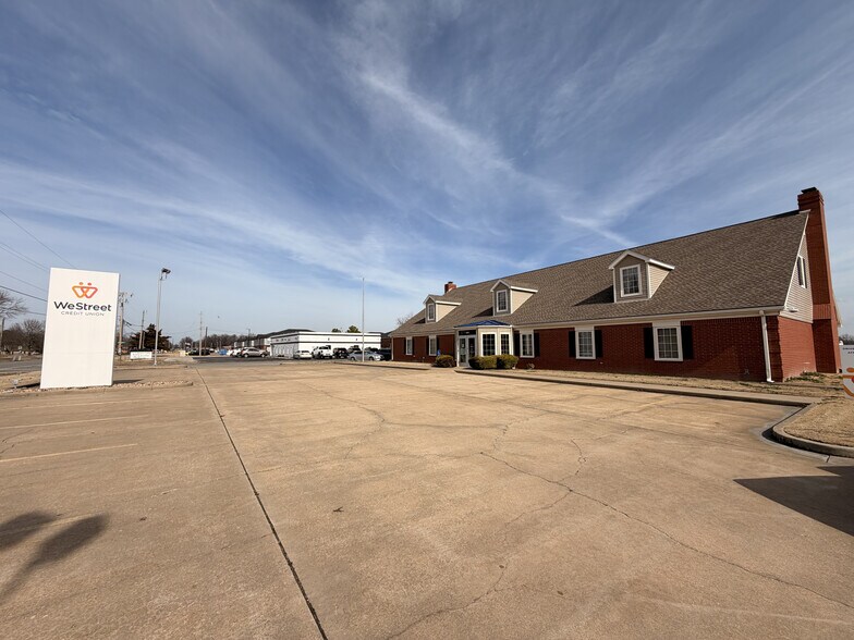 More Photos Of 1913 S Elliott St, Pryor Bank For Sale