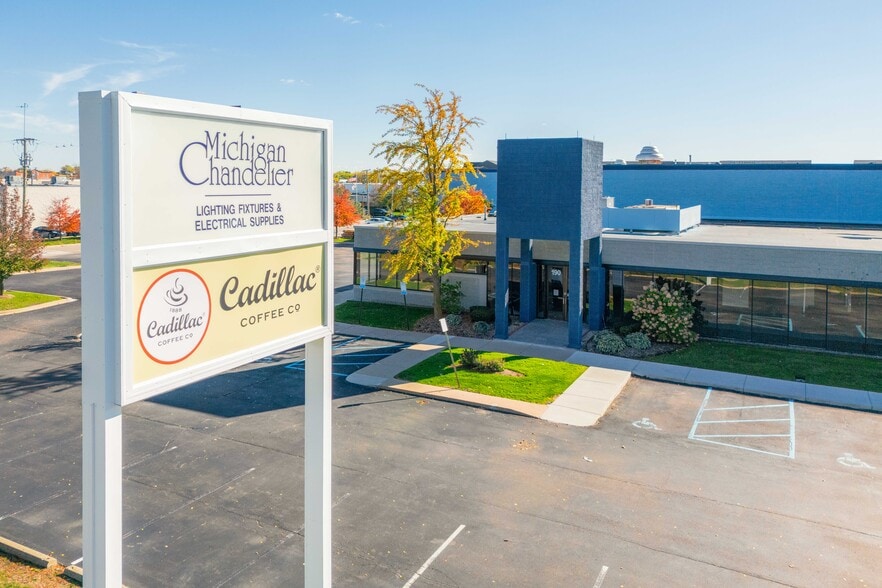 More Photos Of 190 E Maple Rd, Troy Warehouse For Lease