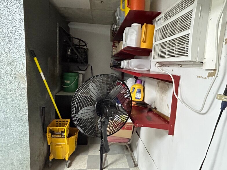 More Photos Of 1110 E 4th St, Ainsworth Restaurant For Sale