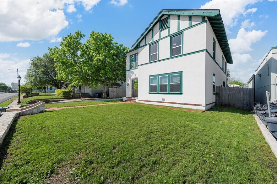 More Photos Of 1314 N 15th St, Waco General Retail For Sale