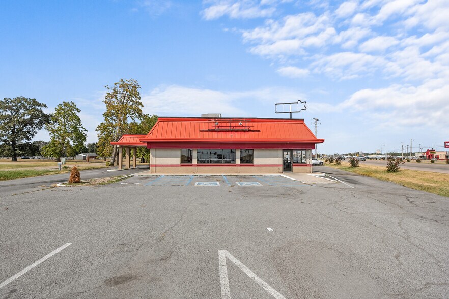 Primary Photo Of 1105 S Main St, Sikeston Fast Food For Lease