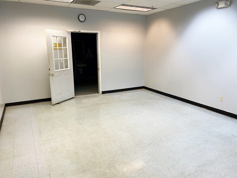 More Photos Of 30B Post Rd, Colonie Warehouse For Lease