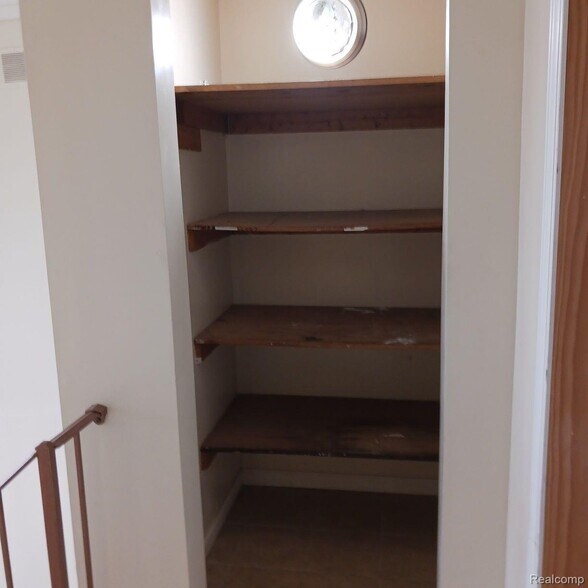 More Photos Of 15921 W 8 Mile Rd, Detroit Flex For Sale