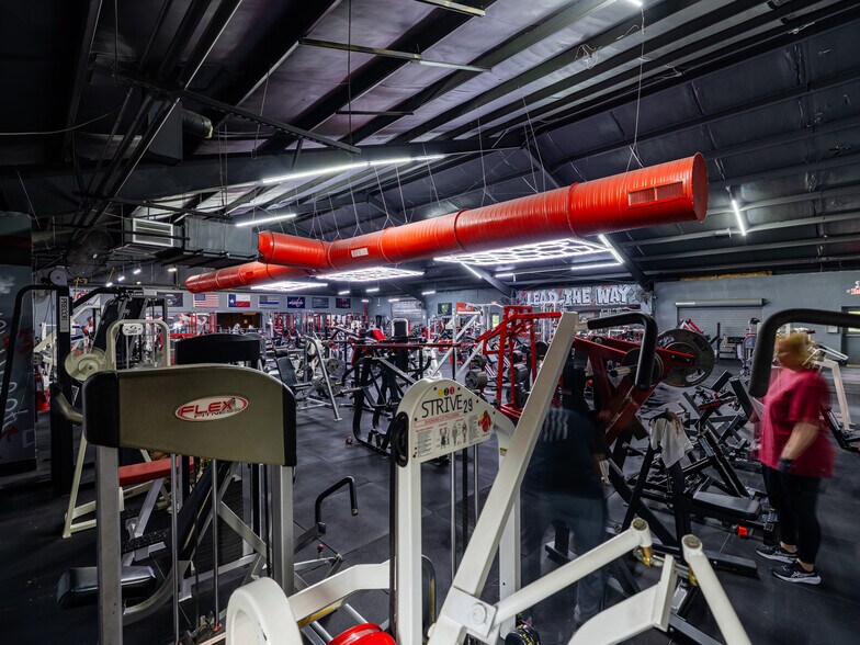 More Photos Of 321 S Persimmon St, Tomball Manufacturing For Lease