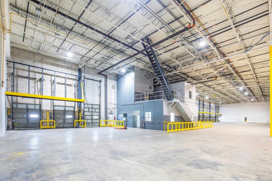More Photos Of 6100-6284 McIntosh Rd, Sarasota Refrigeration Cold Storage For Lease