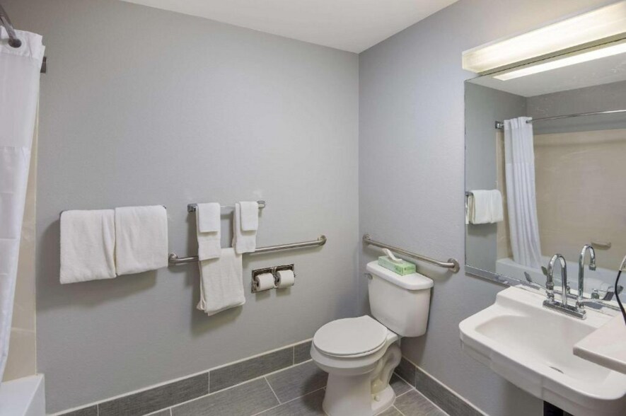 More Photos Of 8325 Bash St, Indianapolis Hotel For Sale