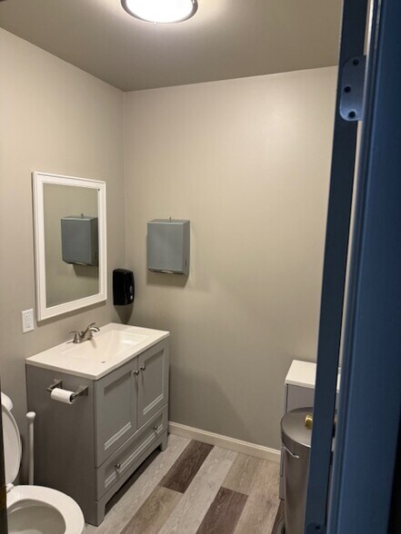 More Photos Of 220 4th Ave, Rochelle Warehouse For Lease