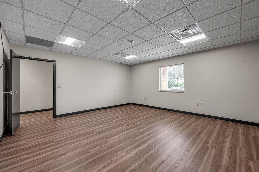 More Photos Of 250 Crossfield Dr, Versailles Industrial For Lease