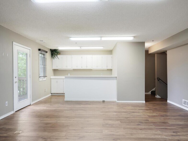 More Photos Of 14565-14579 Grand Ave S, Burnsville Office For Sale