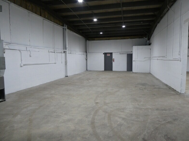 More Photos Of 425 N Grove St, Berlin Warehouse For Lease