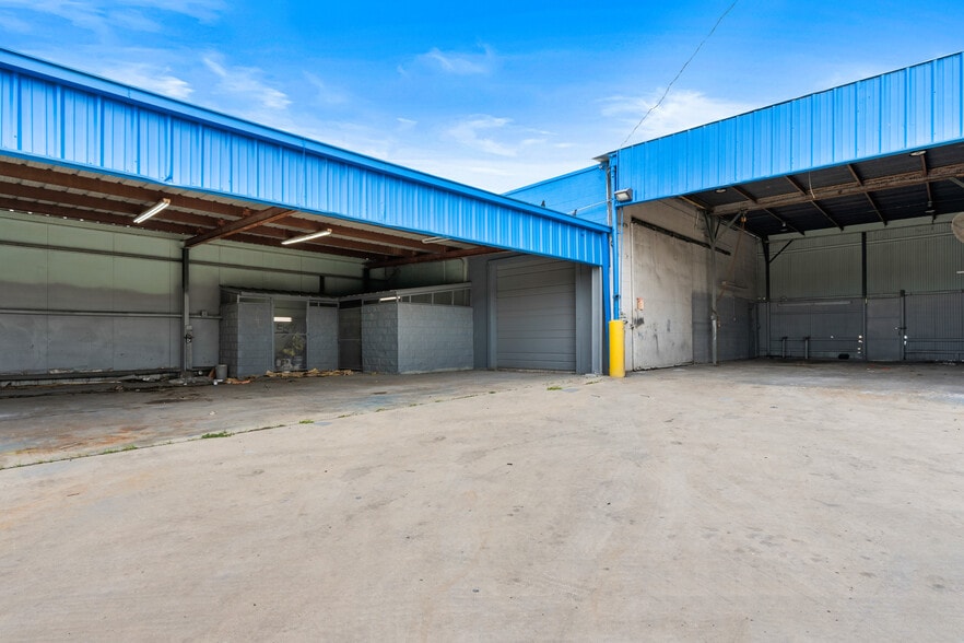 More Photos Of 103 Blanco Rd, San Antonio Auto Repair For Lease