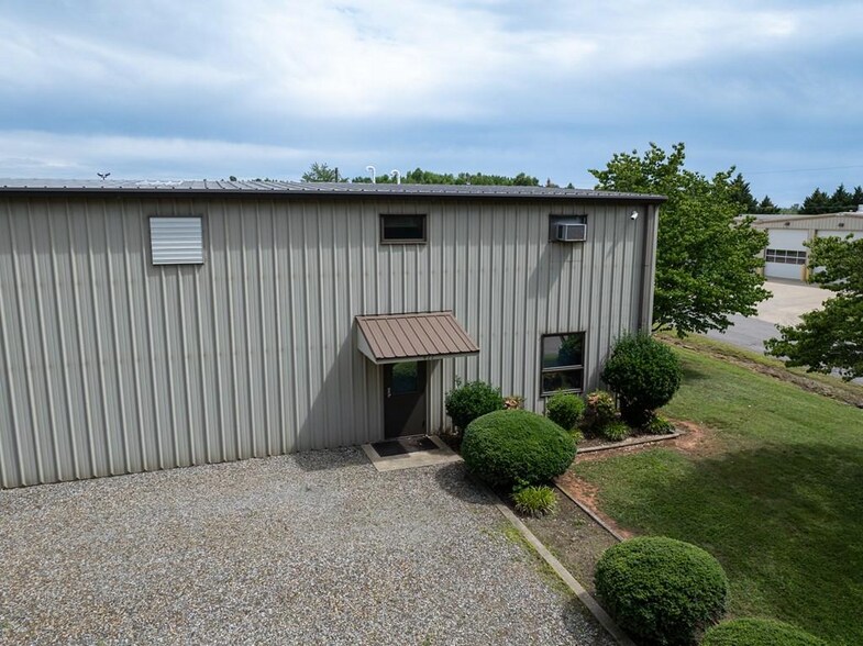 More Photos Of 471 Osborne St, Keysville Warehouse For Sale