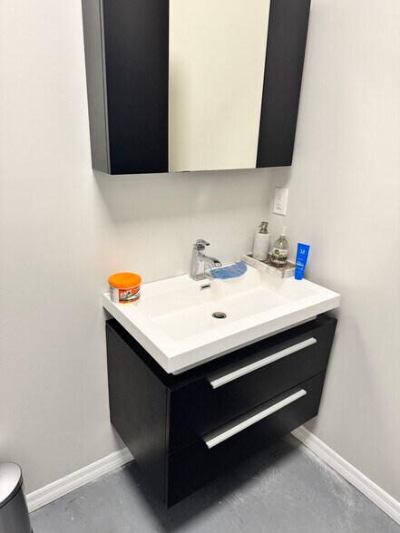 More Photos Of 2010 Kings Cir S, Neptune Beach Flex For Lease