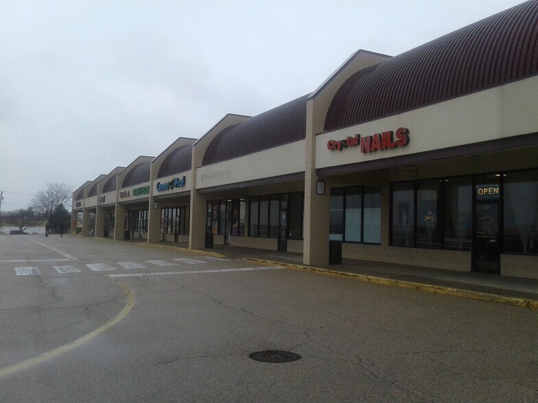 More Photos Of 2000 N Richmond Rd, Mchenry Storefront For Sale