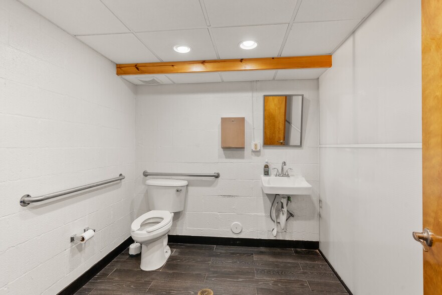 More Photos Of 3075 NW South River Dr, Miami Storefront Retail Office For Lease