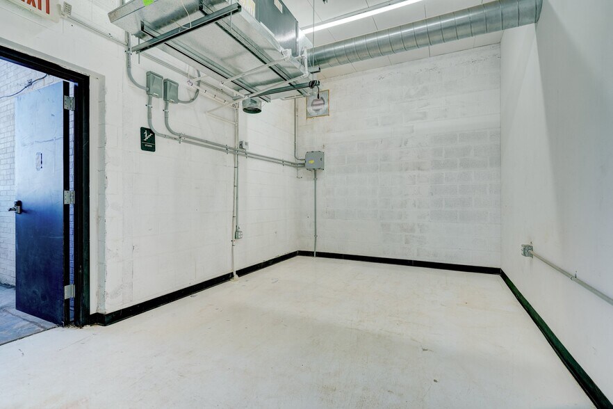 More Photos Of 36 NE 36th St, Oklahoma City Manufacturing For Lease