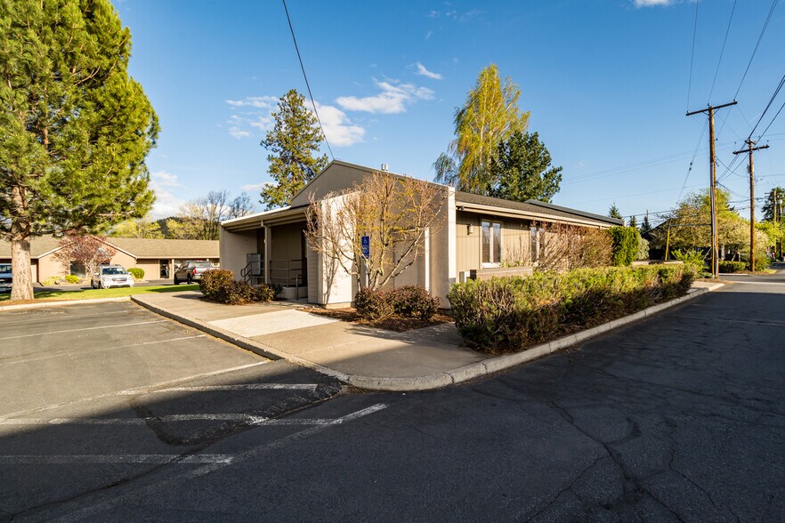 More Photos Of 336 NE Norton Ave, Bend Office For Sale