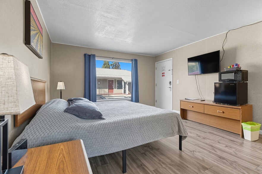 More Photos Of 615 S Main St, Colfax Hotel For Sale