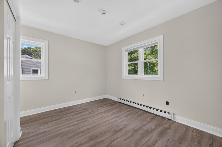 More Photos Of 25 Chesterfield Rd, East Lyme Office For Sale