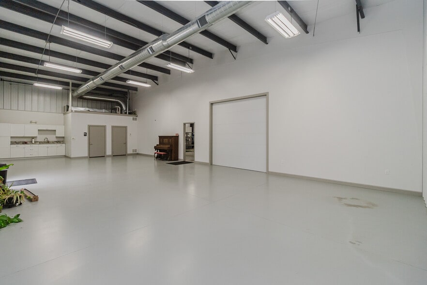 More Photos Of 2325 S Crest St, Wichita Warehouse For Sale