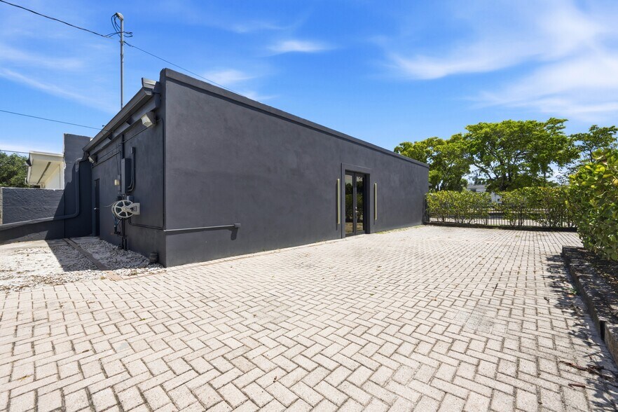 More Photos Of 527 N Dixie Hwy, Lake Worth Bar For Sale