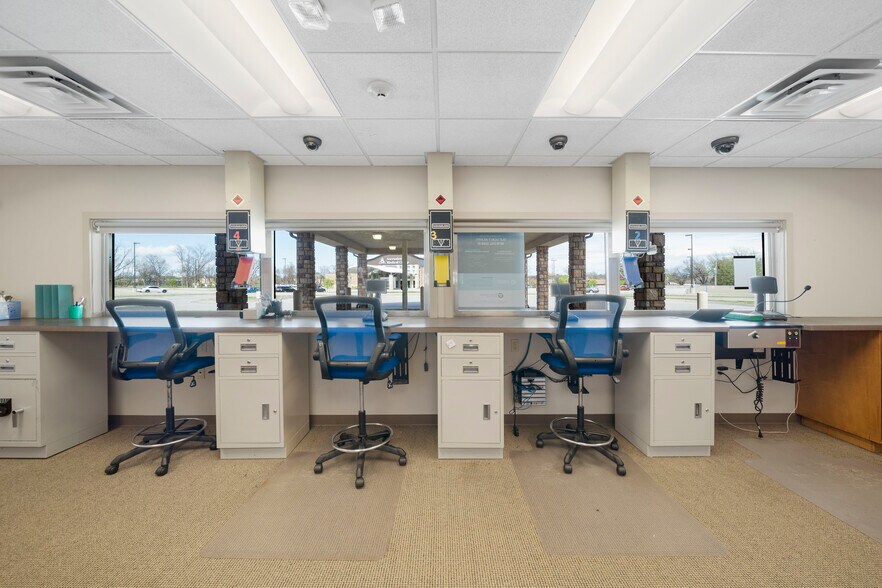 More Photos Of 7447 Riverside Pky, Tulsa Bank For Lease