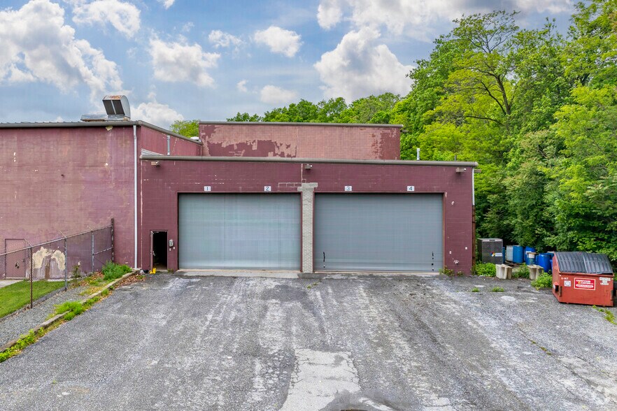 More Photos Of 40 Commercial Ave, Middletown Warehouse For Lease