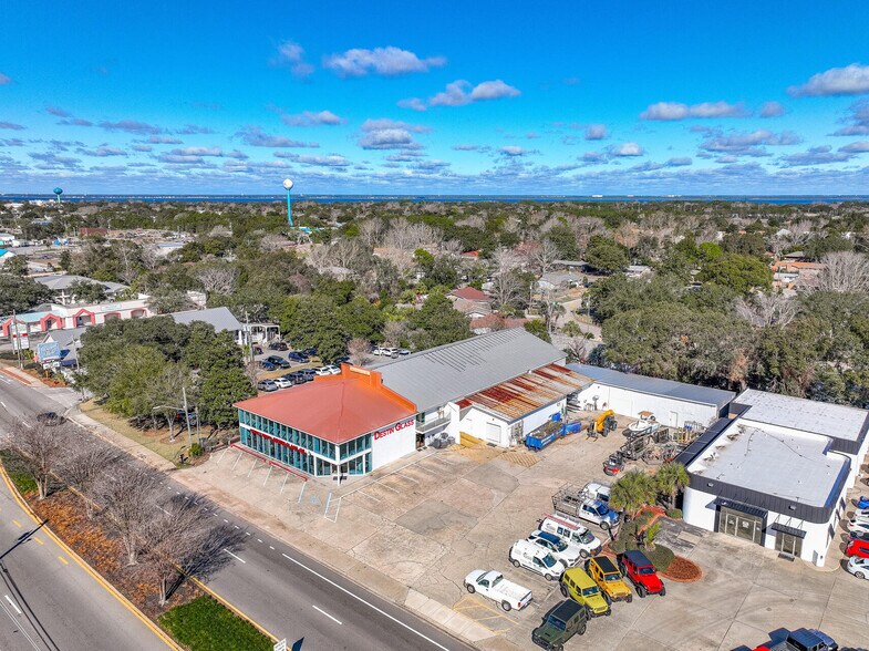 Primary Photo Of 639 Harbor Blvd, Destin Showroom For Lease