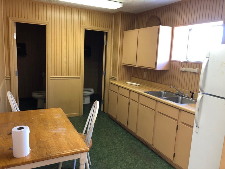 More Photos Of 5820 N Commerce Plz, Jackson Light Distribution For Lease