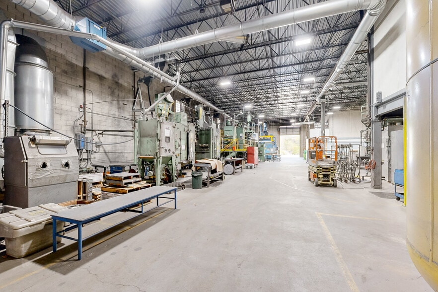 More Photos Of 1 Nablus Rd, Wakefield Distribution For Lease