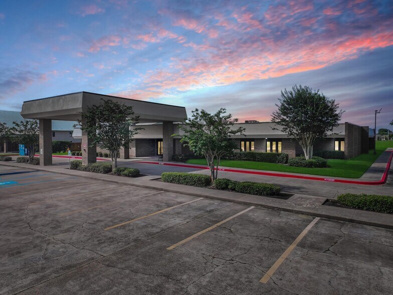 Primary Photo Of 1323 S 27th St, Nederland Medical For Sale