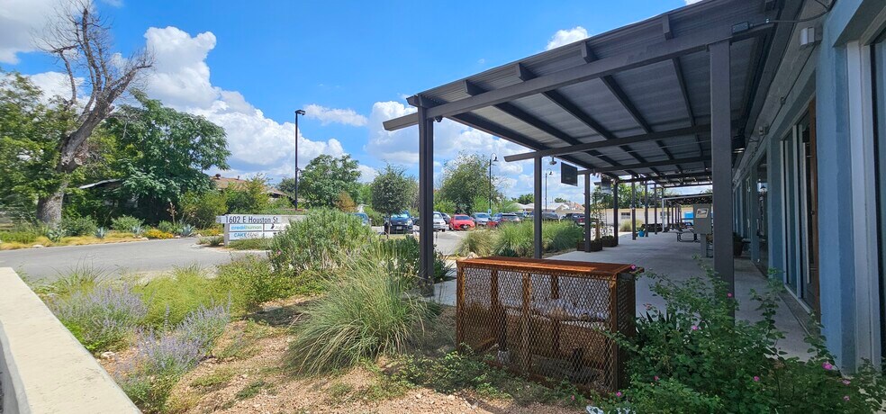 More Photos Of 1602 E Houston St, San Antonio Restaurant For Lease